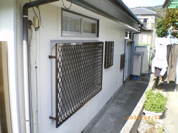 無用心ということで、ヒシクロスの面格子をつけました