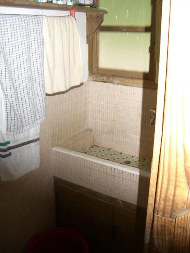 木製のサッシに、タイルの洗面台でした。