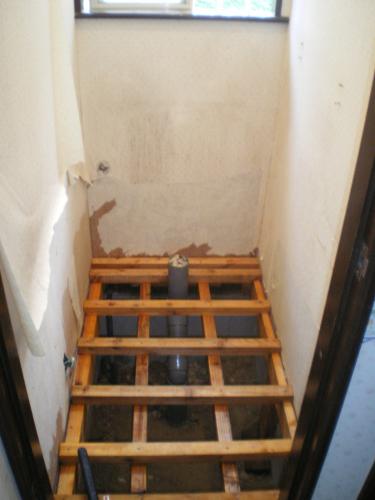 床組み中。白蟻予防材塗布。