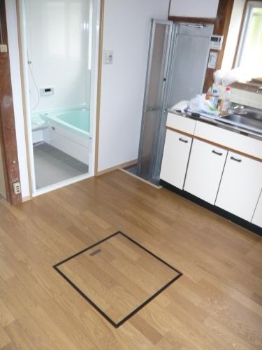 お風呂の入り口は段差なしです。水の逆流を心配されますが、まず大丈夫ですよ