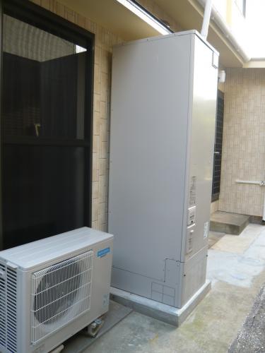 三菱の４６０Ｌ　フルオートタイプのエコキュートです。しっかり　架台を作っています！