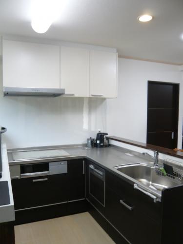 流し台をシステムキッチンに交換しましたので、もちろんＩＨを導入。三菱の３口タイプのＩＨです！キッチンはサンウーブの人気商品ピットです！