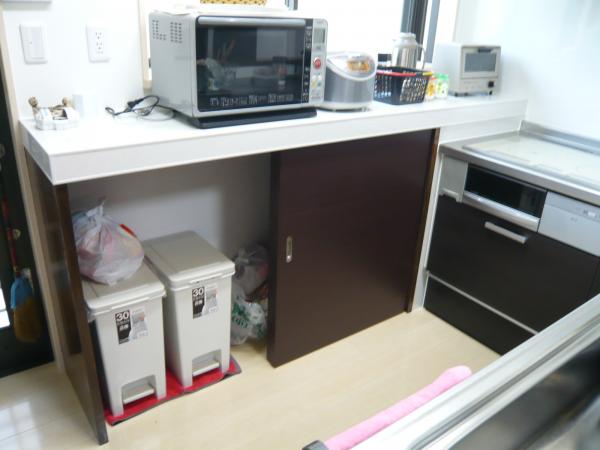 ちょっとした気配りでキッチンの背中側に収納庫を手作りで造作しました