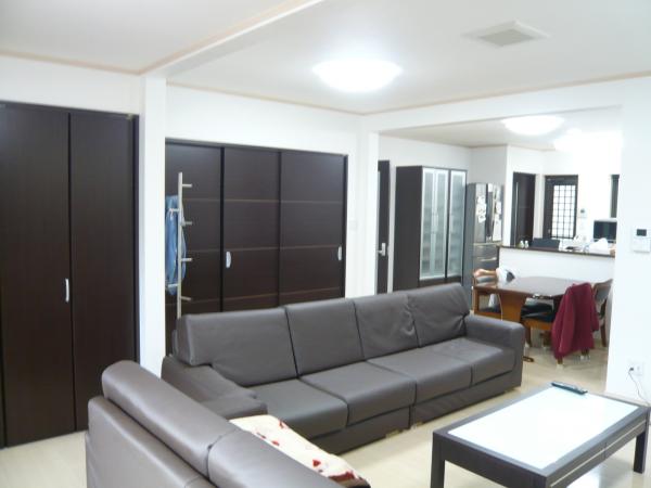 内部も全面的にリフォームしまして、キッチンリビングは３０帖くらいあります！もともと和室だった部分をワンルームにリフォームしました。