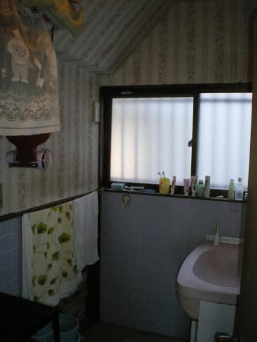 タイル貼りで寒い感じの洗面所