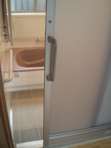 入口ドアは引き戸を採用しました