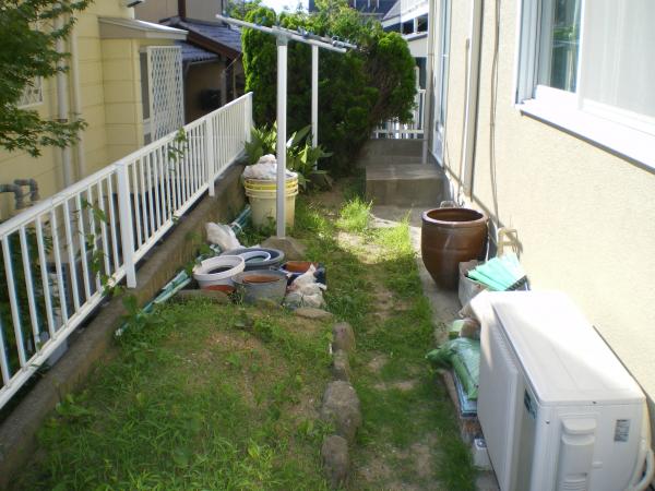 花壇と物干し場　狭くてつまずきそう・・・。