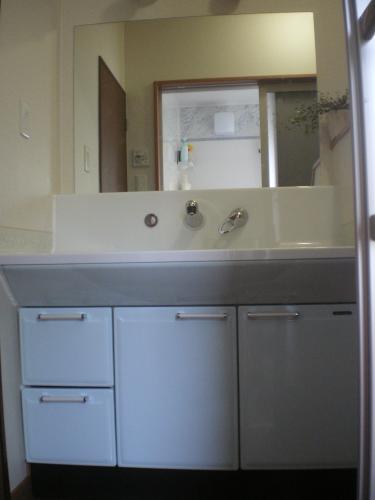 お気に入りの鏡は大きさをカットして取付ました。