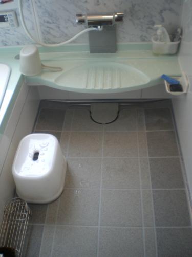 システムバスの床は磁器タイルです。乾きも良く冷たく感じにくいです。