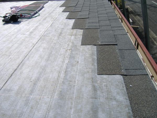 専用の接着剤で取り付けていきます。