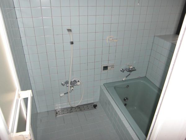 既存の浴室です。