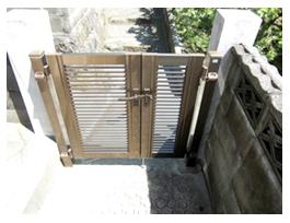 施工後の門扉です。建物のサッシ色に合わせてブロンズ色の門扉にしました。