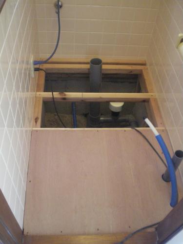 配管後、床貼り中