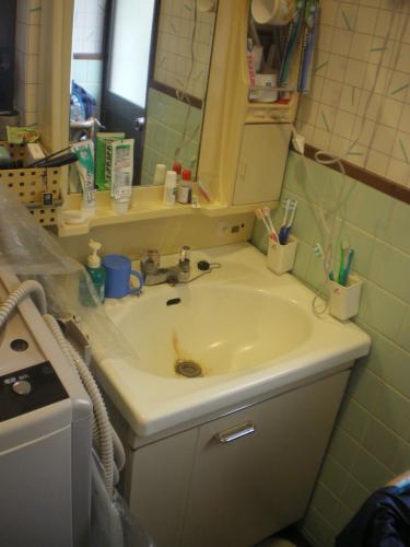 古くなった洗面台も・・・