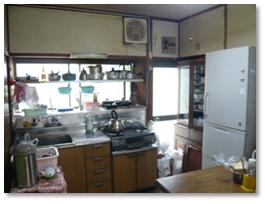 施工前のキッチンです。なんだか邪魔そうなものが・・・		