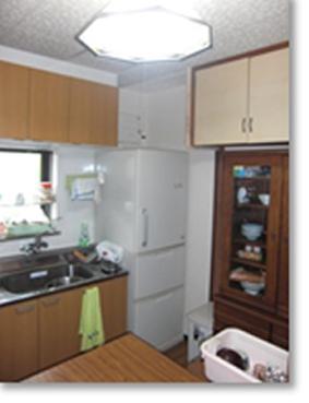 施工後のキッチンです。邪魔そうなものの犯人は・・・使用していない勝手口でした。壁に変更し冷蔵庫を収めました。部屋内もすっきりしました。		