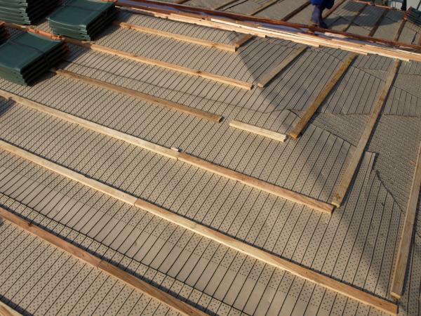 瓦を全面釘打ちするので受木となる桟木も大きめの物を採用