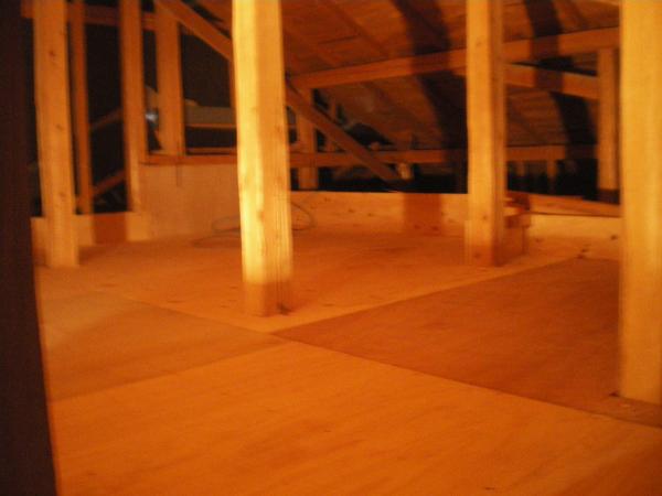 立って歩ける程の高さがある屋根裏収納です。