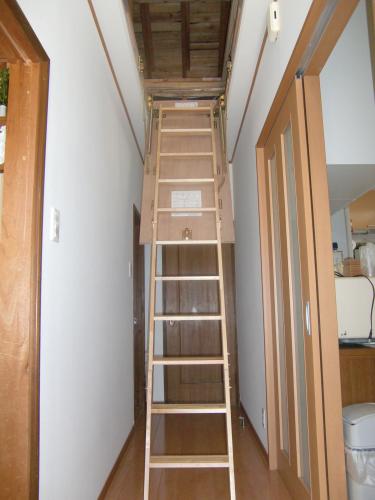 屋根裏に上る梯子は廊下に付けました。