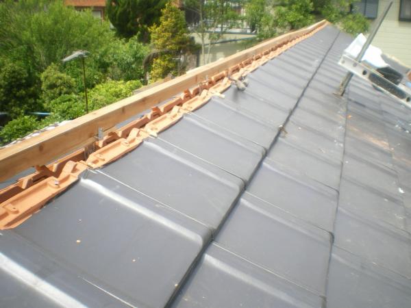 平部瓦葺き完成　棟瓦施工前