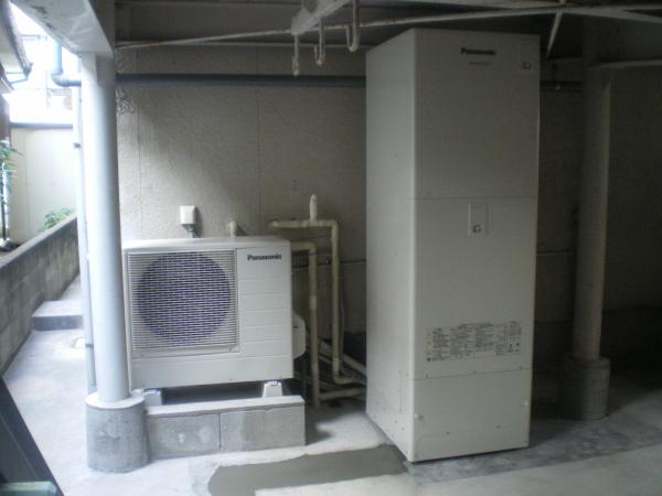 パナソニック　エコキュート　高さが心配でしたが計算通りぴったり納まりました。