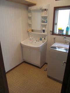 床、壁、天井もリフレッシュ！気持ちよさそうな洗面所になりました。