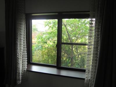 掃き出し窓と出窓はペアガラス＆樹脂サッシで断熱性に優れ、結露も付きにくい構造です。