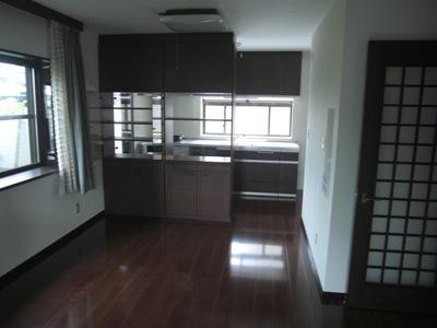 ワックスのいらない床材を使用。壁、天井のクロスも一新しました。