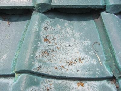 塗装前の瓦です。塗膜が剥がれてきていました。