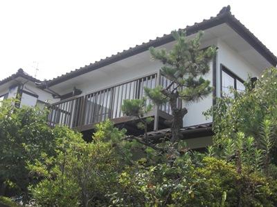 ２階にバルコニーを設置しました。和風住宅にマッチする縦格子のデザインにしました。