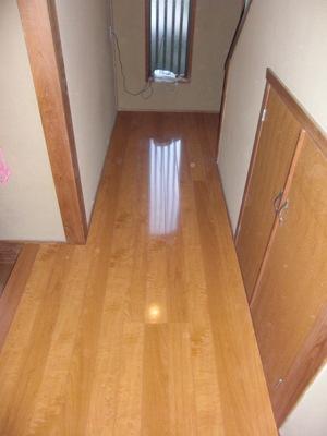 つややかなフロアになりました。色もぴったり合っています。