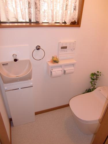 トイレもきれいにしてみました。アラウーノと手洗い器・・気持よさそうですね