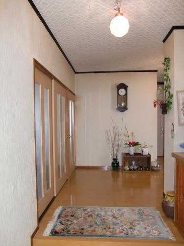 床と建具を新調しました。玄関は家の顔！　気持ちいいですね