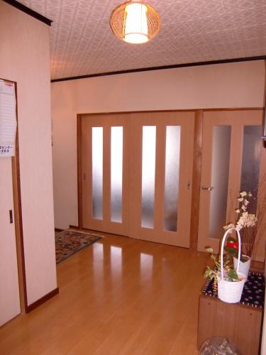 木製建具を作り替えました。ガラス戸なので明るくなりました