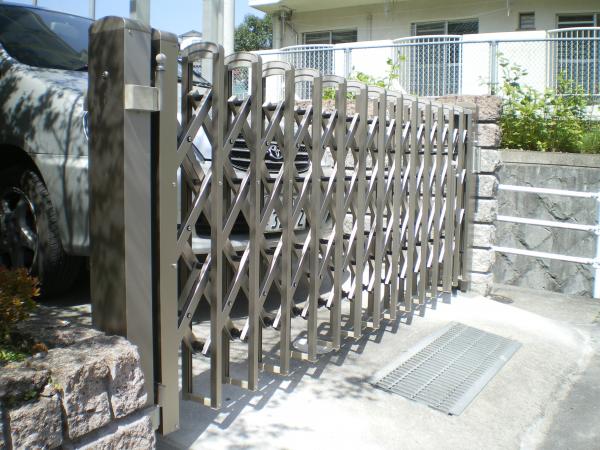 入口のゲートも新しくなり　車をがっちりガードです