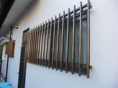 アルミの面格子にチェンジ！他のサッシ色にぴったり合わせました。