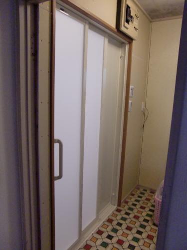 ご提案で入口を２枚片引き戸を採用！　いい感じです