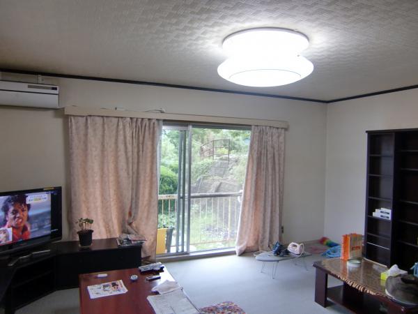 リフォーム前のリビングルーム・・絨毯など・・古い感じですね