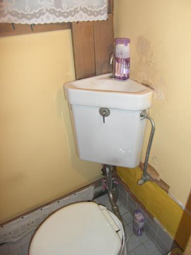 既存は和式便器に簡易式の洋式便器をかぶせていました。