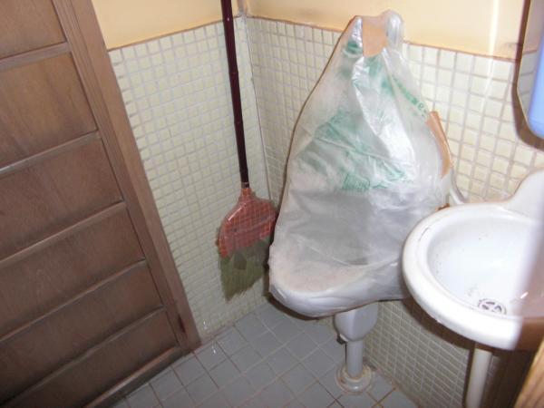 手前には使っていない手洗い器と小便器がありました。