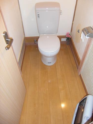 間仕切り建具を撤去し、小便器手洗い器も取り払いました。