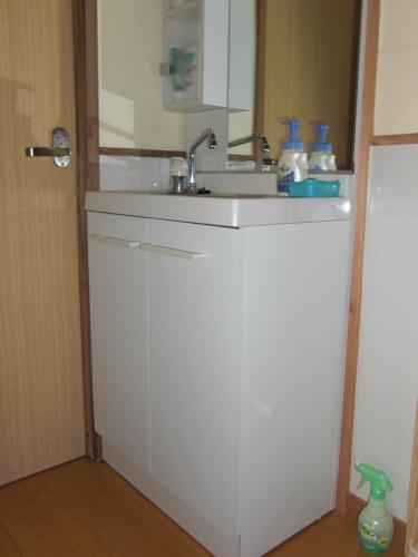 建具を取替、洗面台も薄型を設置しました。