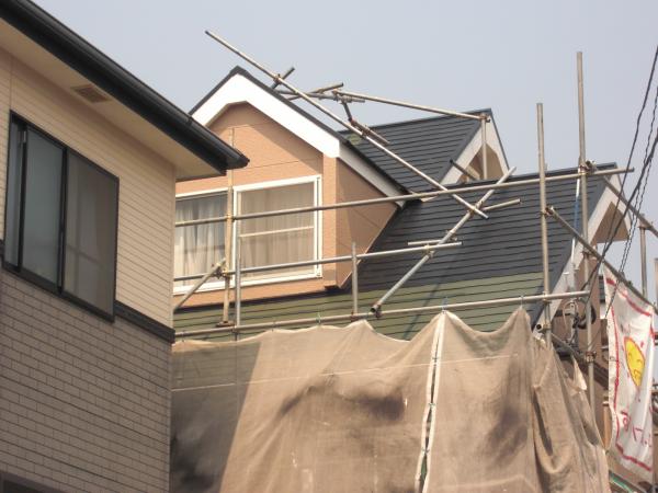 屋根も色を変えて塗ります。