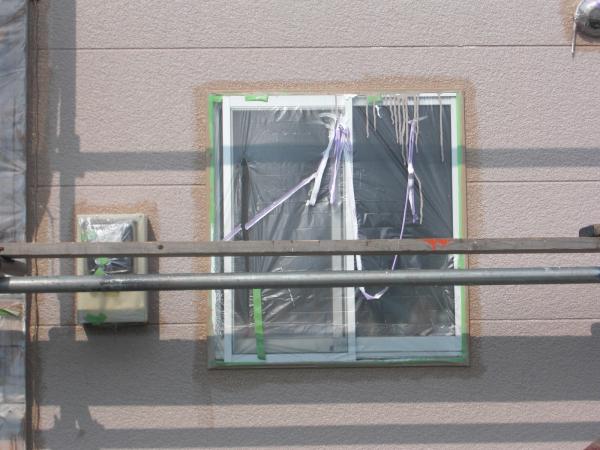 仕上げにかかりました。まずは窓廻りから。色が違いので進行状況がよくわかります。