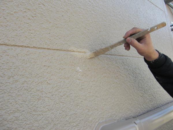 その場で補修します。色を替えているので小さな塗りもれも発見できます。