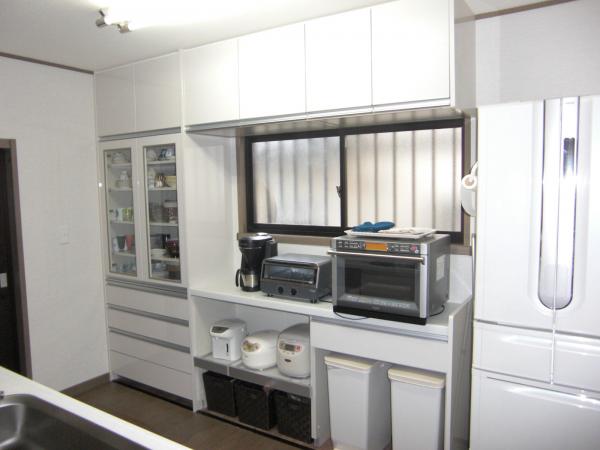 元の位置にはカップボードと家電収納を設置しました。収納量はたっぷりあります。