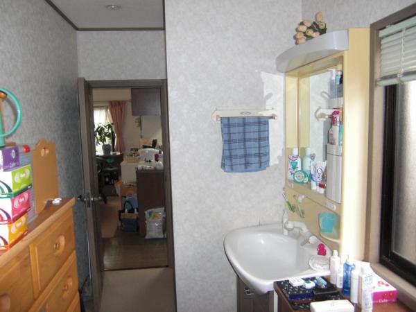 洗面台も取り換えることにします。