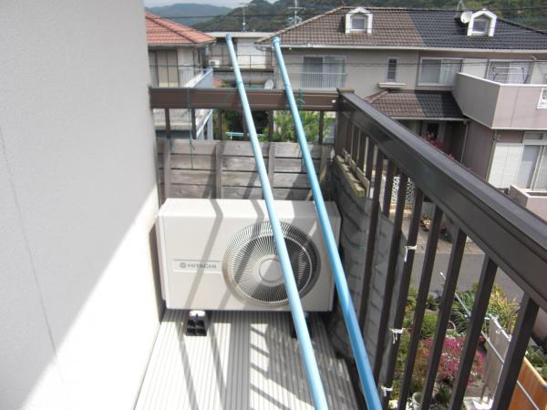 狭いので室外機も幅いっぱいです。