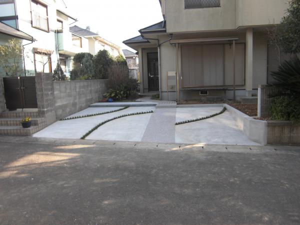 ２台駐車できるようにスペースを広げました。床のデザインはお客さまにやっていただきました。