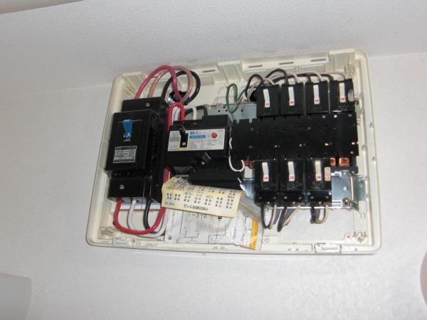 左から２番目のブレーカーが問題でした。３０Ａしかありません。最低４０Ａは必要です。